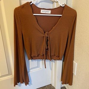 Long sleeve with tie-knot